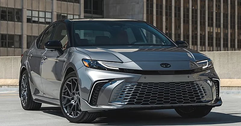 الخالدي يستعرض مواصفات تويوتا كامري جراندي 2025.. فيديو