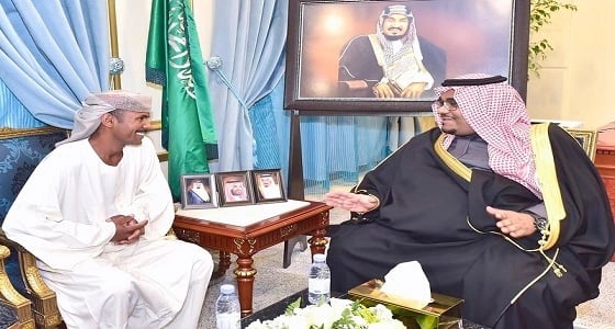 وزير الداخلية يكرم سودانيا إثر عمل إنساني بنجران