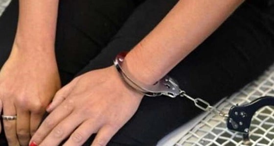 سيدة تعتدي على شرطي بالضرب لتساعد زوجها على الهروب منه