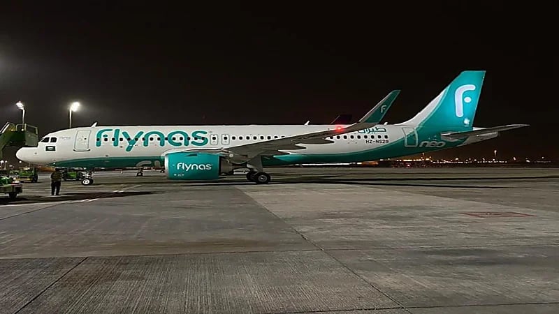 هبوط اضطراري لطائرة سعودية بمطار طرابزون بعد اشتعال أحد محركاتها.. فيديو