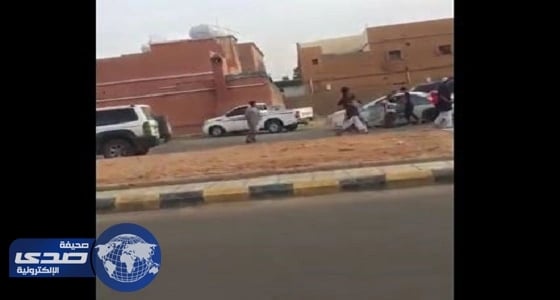 بالفيديو .. رجل أمن يتعرض لاعتداء والمواطنون يثأرون له في طريف