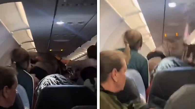 مشهد صادم لشاب يحاول خنق راكب على متن طائرة أمريكية.. فيديو
