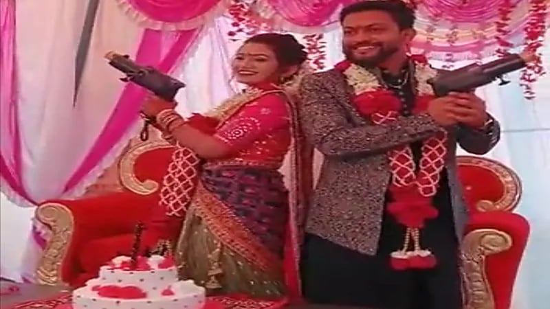 فيديو صادم يوثق لحظة إصابة عروس بحروق أثناء إطلاقها النار في زفافها