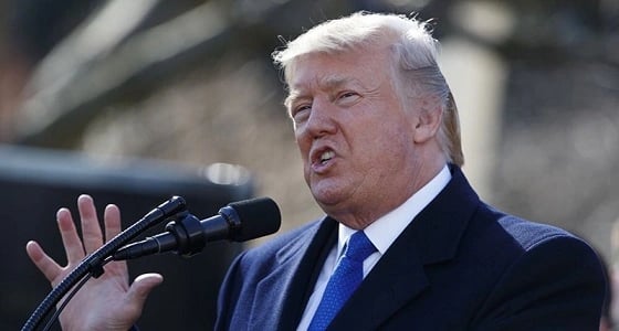 محتجون يشنون هجومًا على القنصلية الأمريكية بإلقاء الطماطم