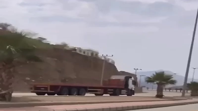 ضبط قائد شاحنة لعكسه اتجاه السير في المخواة