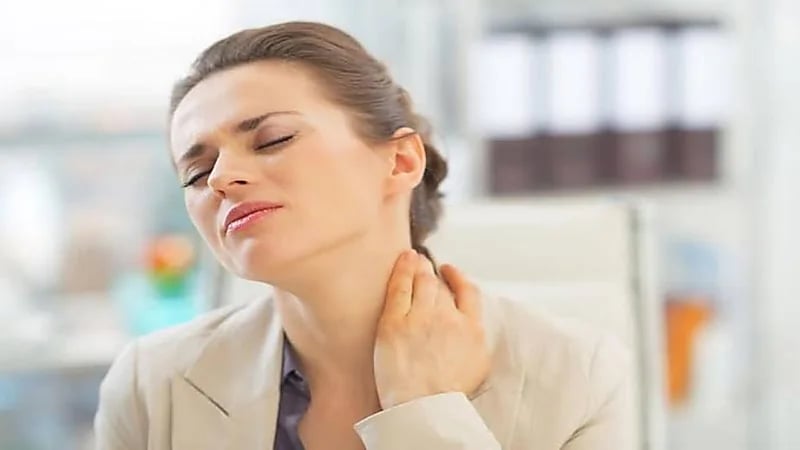 تحذير من مخاطر طقطقة الرقبة