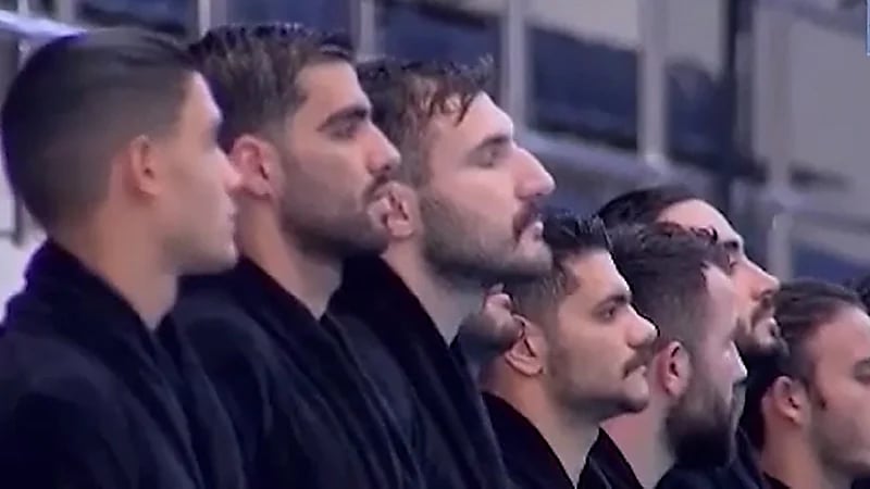 منتخب إيران لكرة الماء يرفض ترديد نشيد "الملالي"