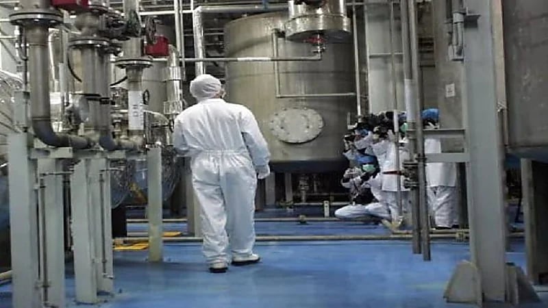 حرّاس إيرانيون يتحرّشون بمفتشات وكالة الطاقة في منشأة نووية