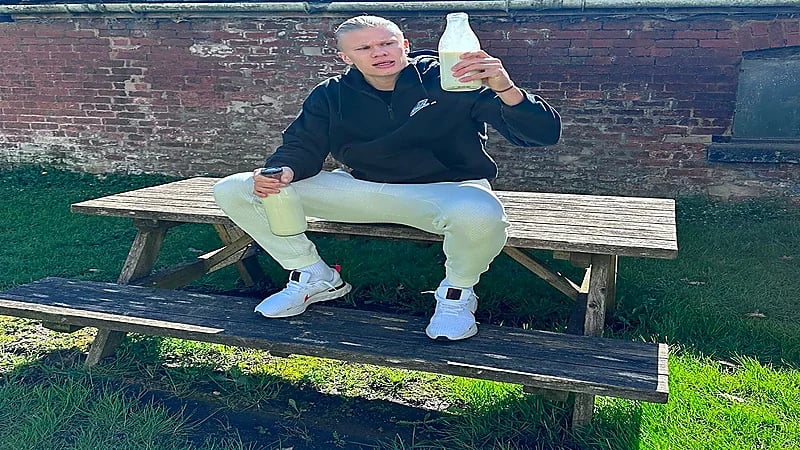 بالصور .. هالاند يكشف عن مشروبه السحري