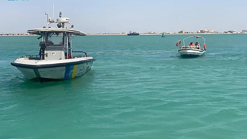 إنقاذ مقيم تعطلت واسطته البحرية في عرض البحر