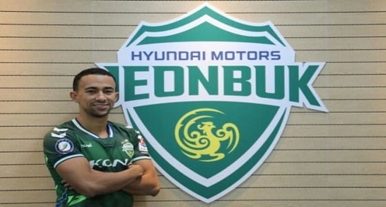 وعد من محترف الهلال لـ " جيونبوك " بالفوز في بطولة آسيا