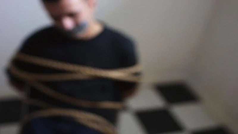 سيدة تستدرج " مشهورًا " وتصوره بملابس نسائية