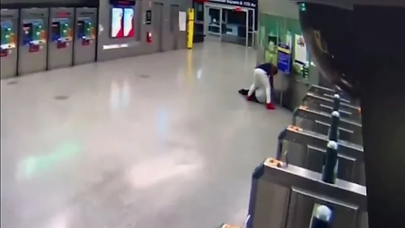 شاهد.. شخص يضرب امرأة بوحشية داخل مترو أنفاق
