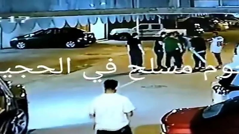 بالفيديو.. مشاجرة عنيفة بالعصا بين شبان في شارع عام