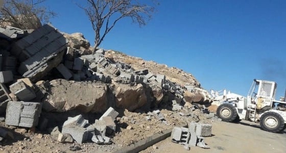 بلدية الطائف تزيل إحداثات غير نظامية من الأراضي الحكومية