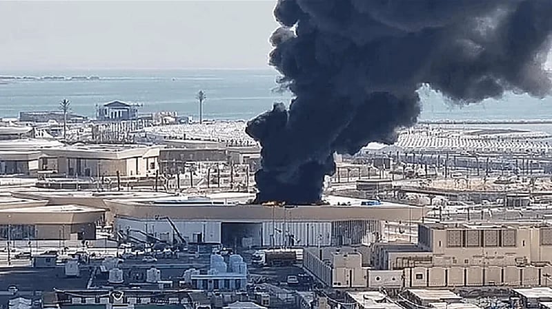 بالفيديو .. حريق هائل بالقرب من قرية المشجعين في قطر