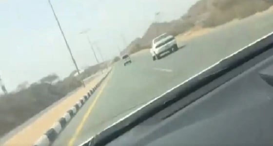 بالفيديو.. حافلة لنقل الطالبات تتجاوز سرعة 160 كلم بجازان