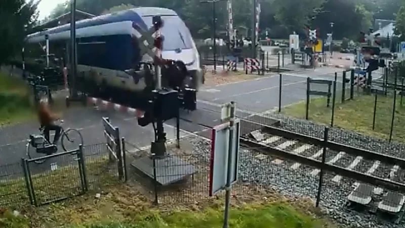 بالفيديو.. امرأة تنجو بأعجوبة من قطار كاد يدهسها أثناء عبورها