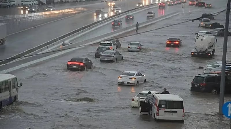 تنبيه متقدم من هطول أمطار رعدية غزيرة على كامل جدة