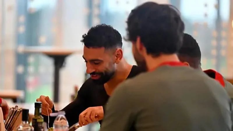 سر لياقة محمد صلاح موجود بمائدة طعامه