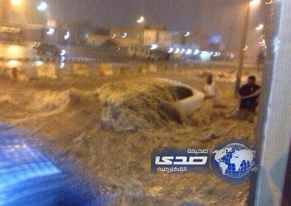 بالصور والفيديو: أمطار غزيرة على الرياض وإغلاق عدد من الطرق وانقطاع التيار الكهربائي