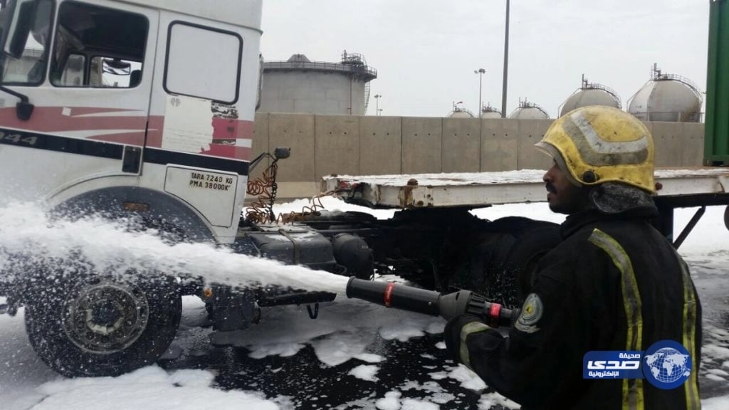 مدني جدة يباشر حادث تسرب للوقود إثر تصادم 3 شاحنات