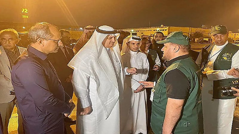 بالصور .. وصول أولى طلائع الجسر الجوي السعودي لإغاثة متضرري السيول في باكستان