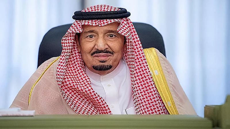 خادم الحرمين الشريفين يزور مقر إمارة منطقة الرياض وقصر الحكم