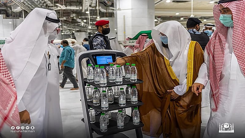 الرئيس العام لشؤون الحرمين يدشن الروبوت الذكي لتوزيع عبوات مياه زمزم