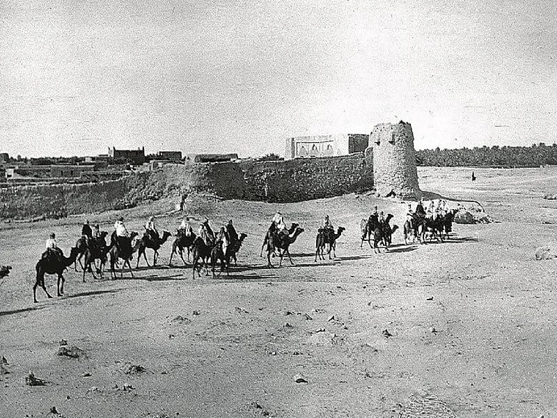 قافلة جمال تعبر أسوار الهفوف قبل 97 عام