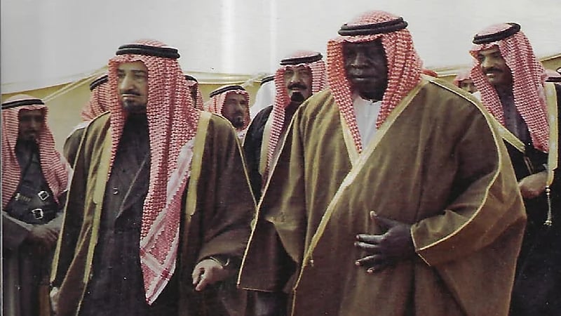 صورة نادرة تجمع الملك خالد بالرئيس الأوغندي بالزي السعودي قبل 41 سنة