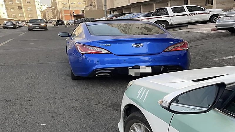 "المرور" يطيح بقائد مركبة تجاوز من أكتاف الطريق