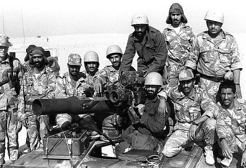 صورة لجنود الحرس الوطني متجمعين حول صاروخ قبل 33 عام