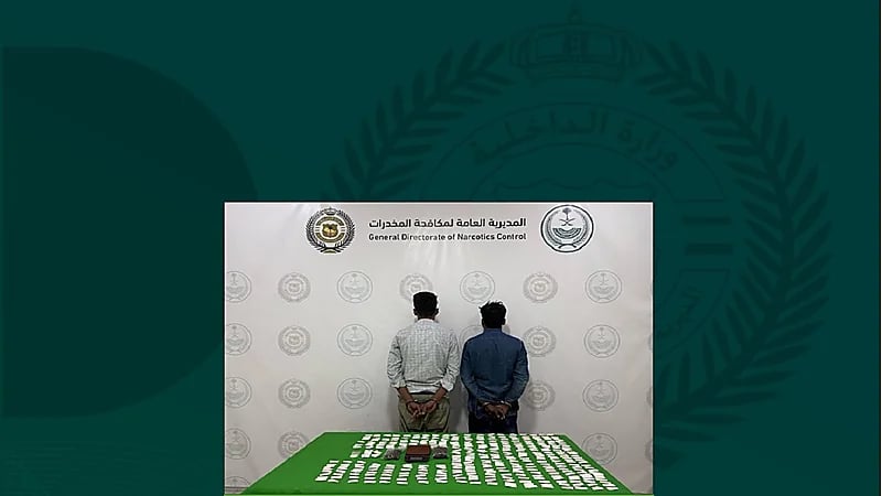 القبض على مقيمين لترويجهما مادتي الميثامفيتامين والحشيش المخدرتين
