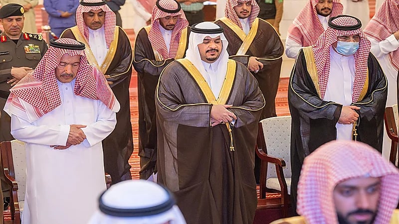 نائب أمير الرياض يؤدي صلاة الميت على الأمير فيصل بن خالد بن سعود.. صور