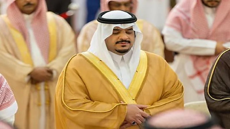 نائب أمير الرياض يؤدي صلاة الميت على والدة الأميرة جواهر بنت مساعد