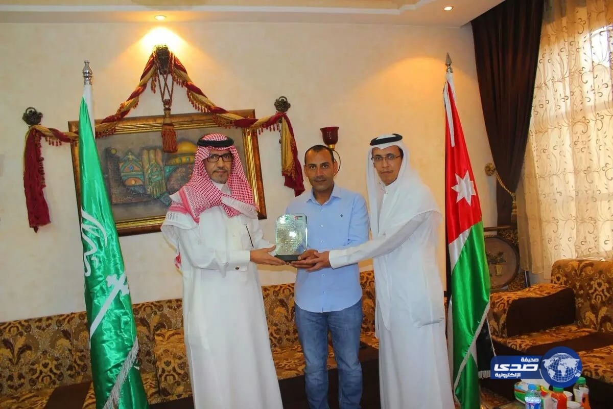 نادي الطلبة السعوديين في الأردن يكرم منقذ العائلة السعودية