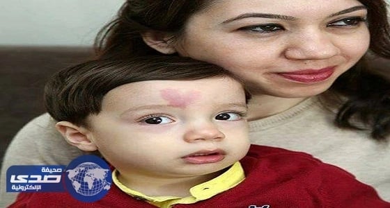 بالفيديو والصور.. طفل بقلب أحمر يشعل مواقع التواصل