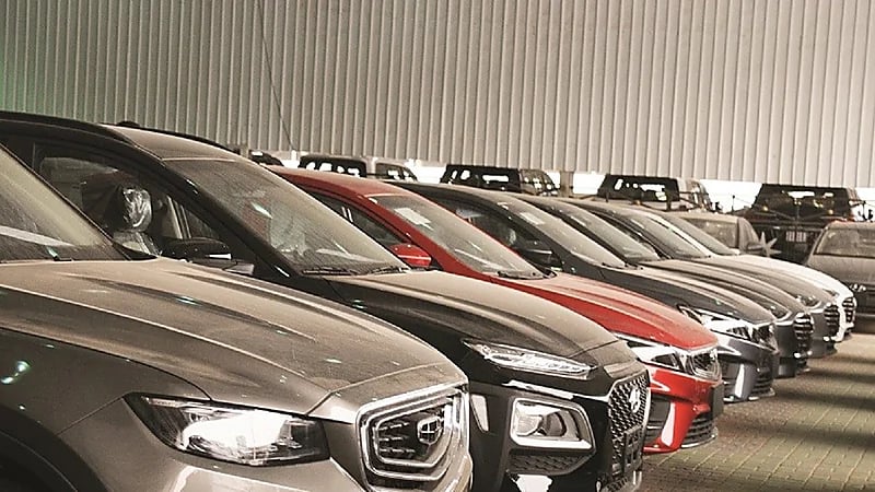 فصل التيار الكهربائي عن معارض بيع وشراء السيارات ضمن حمى المشاعر المقدسة