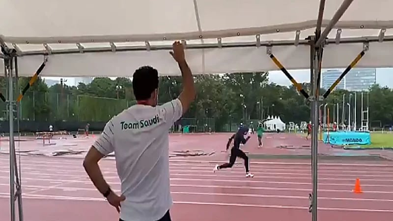 بالفيديو.. وزير الرياضة يتابع تدريبات العداءة السعودية ياسمين الدباغ