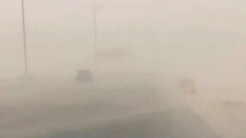 شاهد.. موجة غبار تتسبب في إغلاق طريق "الأحساء _ الدمام"