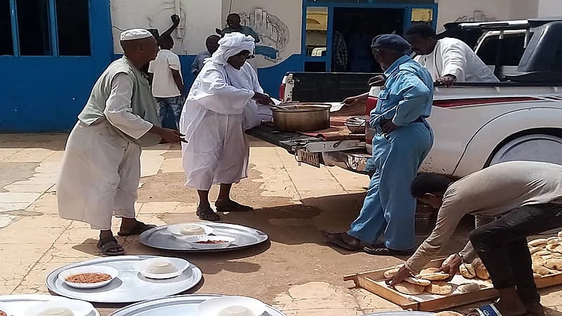 "سوداني" يعفو عن قاتل ابنه ويحضر له الإفطار