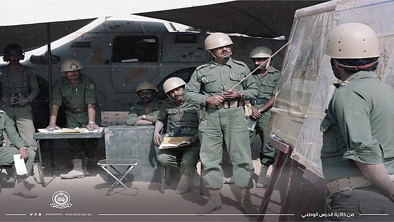 صورة نادرة لضابط بالحرس الوطني يوضح مهام تمرين صقر الجزيرة بالهفوف قبل 42 عام