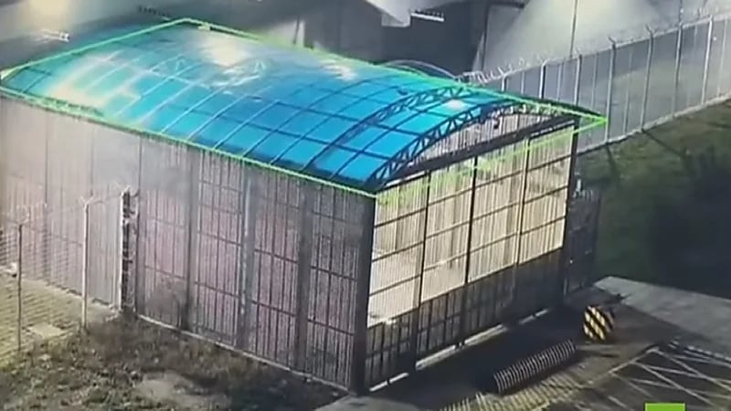 شاهد.. هروب "سجين" أمام أعين موظفي السجن