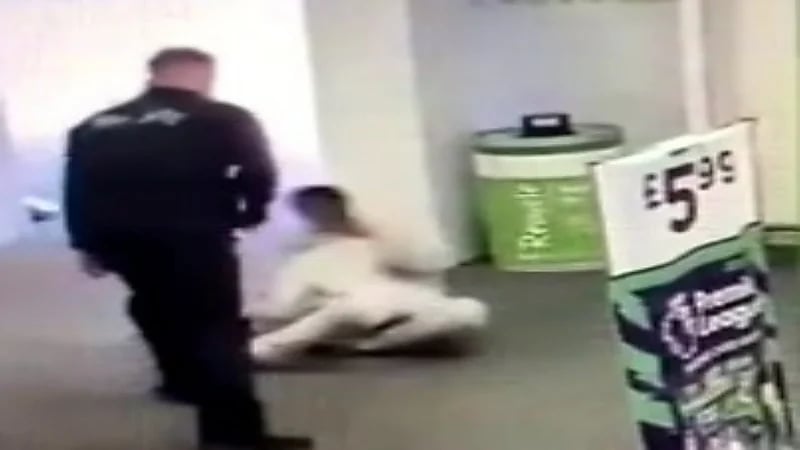 شاهد.. شاب يتلقى لكمة قوية من موظف أمن بأحد المتاجر 