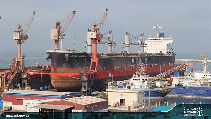 حوض الملك فهد يستقبل أكبر سفينة