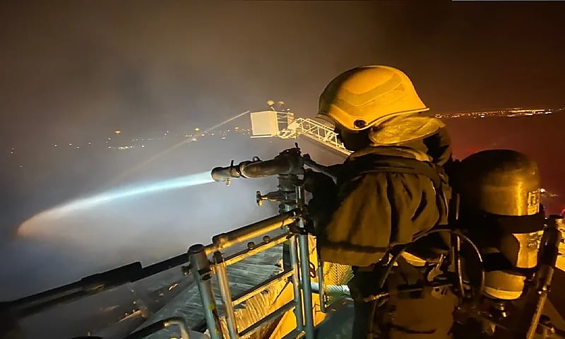 بالصور.. إخماد حريق في مستودعين بأحد أحياء الرياض