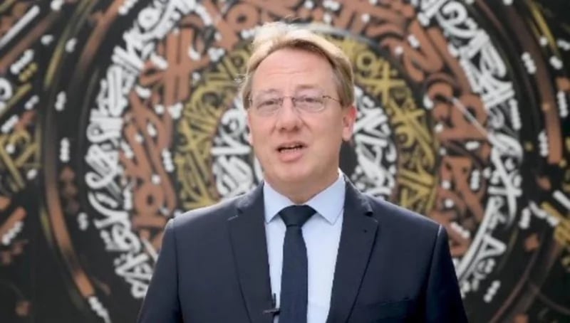 بالفيديو.. السفير الفرنسي بالرياض يحتفي بـ"العربية" بقصيدة "الفيصل"