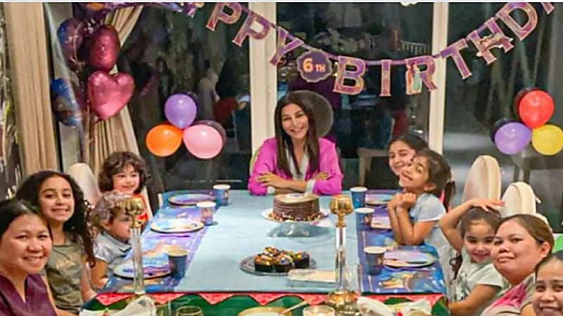 بالفيديو.. مهيرة عبدالعزيز تجهز بنفسها مفاجأة لابنتها وللمربيات بمنزلها