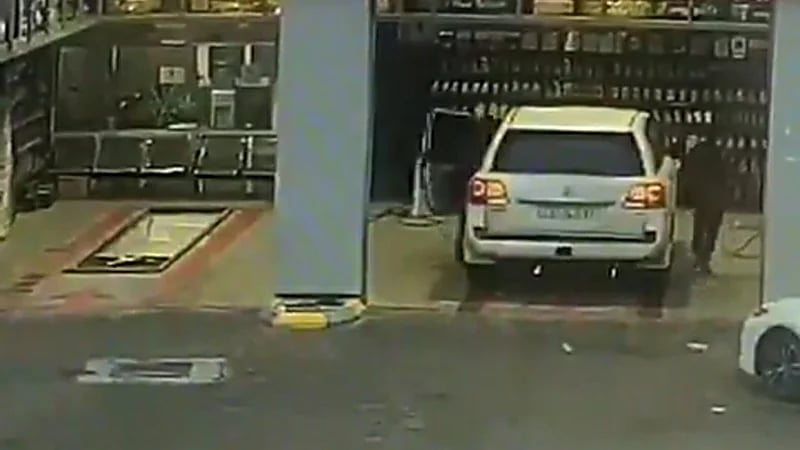 شاهد.. لص يسرق سيارة لاندكروزر من بنشر في نجران